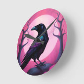 Tekening van een raaf op neon roze achtergrond ronde klok (Hoek)