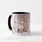 tekening van een roze gnoom op sneeuw mok (Voorkant links)