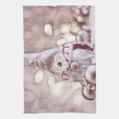 tekening van een roze gnoom op sneeuw theedoek (Verticaal)