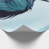 Tekening van een zwarte raaf op lichtblauw cadeaupapier (Hoek)