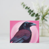 Tekening van een zwarte raaf op neon roze briefkaart (Staand voorkant)