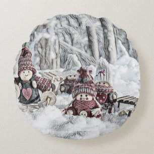 tekening van gnomen in de sneeuw rond kussen