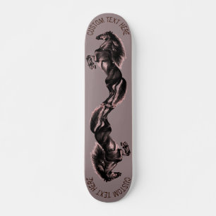 Tekening van onbewerkte zwarte wilde paarden - aan persoonlijk skateboard