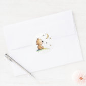 Tekening van schattige teddybeer kijken naar de st ronde sticker (Envelop)