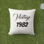 tekst 1982 Aangepast jaar Tekst cadeau 'Birthdays Buitenkussen<br><div class="desc">Ontworpen met sjablonen van de douanetekst die u kunt uitgeven om het jaar te veranderen aangezien u nodig hebt! Maakt een groot geschenk of partijvoordeel voor verjaardagen,  bruiloften,  jubileum,  kerstcadeautjes,  enz.</div>