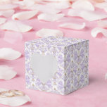Tekstvak Bedankdoosjes<br><div class="desc">Party gunst box wordt getoond in een elegante lavendel en witte kleur damast print. Pas dit object aan en voeg het toe of koop het zoals het wordt weergegeven. Tip: Voeg er een sticker aan toe met namen en voeg wat lint toe. Gelicentieerd Afbeelding Tip: Voeg gewoon je geweldige lekkernijen...</div>