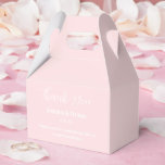 Tekstvak Bedankdoosjes<br><div class="desc">Party gunst box wordt getoond in een elegante blush roze kleur. Pas dit item aan en wijzig de voorbeeldtekst in de jouwe. Tip: Voeg gewoon je geweldige lekkernijen toe en voeg wat feestelijk lint toe.</div>