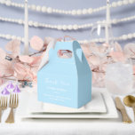 Tekstvak Bedankdoosjes<br><div class="desc">Party gunst box wordt getoond in een elegante lichtblauwe kleur. Pas dit item aan en wijzig de voorbeeldtekst in de jouwe. Tip: Voeg gewoon je geweldige lekkernijen toe en voeg wat feestelijk lint toe.</div>
