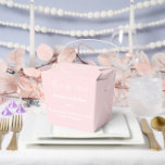 Tekstvak Bedankdoosjes<br><div class="desc">Party gunst box wordt getoond in een elegante blush roze kleur. Pas dit item aan en wijzig de voorbeeldtekst in de jouwe. Tip: Voeg gewoon je geweldige lekkernijen toe en voeg wat feestelijk lint toe.</div>