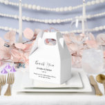 Tekstvak Bedankdoosjes<br><div class="desc">Party gunst box wordt getoond in een elegante witte kleur. Pas dit item aan en wijzig de voorbeeldtekst in de jouwe. Tip: Voeg gewoon je geweldige lekkernijen toe en voeg wat feestelijk lint toe.</div>