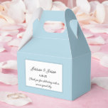 Tekstvak Bedankdoosjes<br><div class="desc">Party gunstbox wordt getoond in een elegante blauwe mistkleur. Pas dit item aan en wijzig de voorbeeldtekst in de jouwe. Tip: Voeg gewoon je geweldige lekkernijen toe en voeg wat feestelijk lint toe.</div>