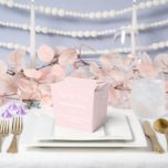 Tekstvak Bedankdoosjes<br><div class="desc">Party gunst box wordt getoond in een elegante blush roze kleur. Pas dit item aan en wijzig de voorbeeldtekst in de jouwe. Tip: Voeg gewoon je geweldige lekkernijen toe en voeg wat feestelijk lint toe.</div>
