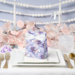 Tekstvak Bedankdoosjes<br><div class="desc">Party gunst box wordt getoond in een elegante paarse lavendel juwelen bloemenprint. Pas dit object aan en voeg het toe of koop het zoals het wordt weergegeven. Tip: Voeg er een sticker aan toe met namen en voeg wat lint toe. Gelicentieerd Afbeelding Tip: Voeg gewoon je geweldige lekkernijen toe en...</div>