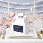 Tekstvak Bedankdoosjes<br><div class="desc">Party gunstbox wordt getoond in een elegante marineblauwe en witte kleur. Pas dit item aan en wijzig de voorbeeldtekst in de jouwe. Tip: Voeg gewoon je geweldige lekkernijen toe en voeg wat feestelijk lint toe.</div>