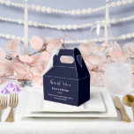 Tekstvak Bedankdoosjes<br><div class="desc">Party gunstbox wordt getoond in een elegante marineblauwe kleur. Pas dit item aan en wijzig de voorbeeldtekst in de jouwe. Tip: Voeg gewoon je geweldige lekkernijen toe en voeg wat feestelijk lint toe.</div>