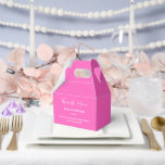 Tekstvak Bedankdoosjes<br><div class="desc">Party gunst box wordt getoond in een feestelijke hete roze kleur. Pas dit item aan en wijzig de voorbeeldtekst in de jouwe. Tip: Voeg gewoon je geweldige lekkernijen toe en voeg wat feestelijk lint toe.</div>