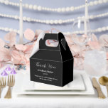 Tekstvak Bedankdoosjes<br><div class="desc">Party gunst box wordt getoond in een elegante zwarte kleur. Pas dit item aan en wijzig de voorbeeldtekst in de jouwe. Tip: Voeg gewoon je geweldige lekkernijen toe en voeg wat feestelijk lint toe.</div>
