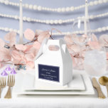 Tekstvak Bedankdoosjes<br><div class="desc">Party gunstbox wordt getoond in een elegante marineblauwe en witte kleur. Pas dit item aan en wijzig de voorbeeldtekst in de jouwe. Tip: Voeg gewoon je geweldige lekkernijen toe en voeg wat feestelijk lint toe.</div>