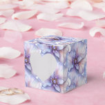 Tekstvak Bedankdoosjes<br><div class="desc">Party gunst box wordt getoond in een elegante paarse lavendel juwelen bloemenprint. Pas dit object aan en voeg het toe of koop het zoals het wordt weergegeven. Tip: Voeg er een sticker aan toe met namen en voeg wat lint toe. Gelicentieerd Afbeelding Tip: Voeg gewoon je geweldige lekkernijen toe en...</div>