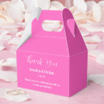 Tekstvak Bedankdoosjes<br><div class="desc">Party gunst box wordt getoond in een feestelijke hete roze kleur. Pas dit item aan en wijzig de voorbeeldtekst in de jouwe. Tip: Voeg gewoon je geweldige lekkernijen toe en voeg wat feestelijk lint toe.</div>