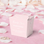 Tekstvak Bedankdoosjes<br><div class="desc">Party gunst box wordt getoond in een elegante blush roze kleur. Pas dit item aan en wijzig de voorbeeldtekst in de jouwe. Tip: Voeg gewoon je geweldige lekkernijen toe en voeg wat feestelijk lint toe.</div>