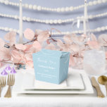 Tekstvak Bedankdoosjes<br><div class="desc">Party gunstbox wordt getoond in een elegante blauwe mistkleur. Pas dit item aan en wijzig de voorbeeldtekst in de jouwe. Tip: Voeg gewoon je geweldige lekkernijen toe en voeg wat feestelijk lint toe.</div>