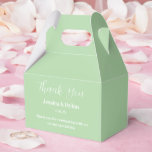 Tekstvak Bedankdoosjes<br><div class="desc">Party gunst box wordt getoond in een elegante salie groene kleur. Pas dit item aan en wijzig de voorbeeldtekst in de jouwe. Tip: Voeg gewoon je geweldige lekkernijen toe en voeg wat feestelijk lint toe.</div>