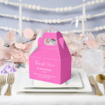Tekstvak Bedankdoosjes<br><div class="desc">Party gunst box wordt getoond in een feestelijke hete roze kleur. Pas dit item aan en wijzig de voorbeeldtekst in de jouwe. Tip: Voeg gewoon je geweldige lekkernijen toe en voeg wat feestelijk lint toe.</div>