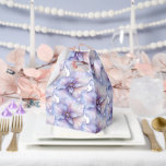 Tekstvak Bedankdoosjes<br><div class="desc">Party gunst box wordt getoond in een elegante paarse lavendel juwelen bloemenprint. Pas dit object aan en voeg het toe of koop het zoals het wordt weergegeven. Tip: Voeg er een sticker aan toe met namen en voeg wat lint toe. Gelicentieerd Afbeelding Tip: Voeg gewoon je geweldige lekkernijen toe en...</div>