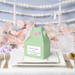 Tekstvak Bedankdoosjes<br><div class="desc">Party gunst box wordt getoond in een elegante salie groene kleur. Pas dit item aan en wijzig de voorbeeldtekst in de jouwe. Tip: Voeg gewoon je geweldige lekkernijen toe en voeg wat feestelijk lint toe.</div>