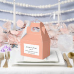 Tekstvak Bedankdoosjes<br><div class="desc">Party gunst box wordt getoond in een elegante perzikkleur. Pas dit item aan en wijzig de voorbeeldtekst in de jouwe. Tip: Voeg gewoon je geweldige lekkernijen toe en voeg wat feestelijk lint toe.</div>