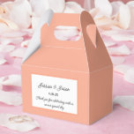 Tekstvak Bedankdoosjes<br><div class="desc">Party gunst box wordt getoond in een elegante perzikkleur. Pas dit item aan en wijzig de voorbeeldtekst in de jouwe. Tip: Voeg gewoon je geweldige lekkernijen toe en voeg wat feestelijk lint toe.</div>