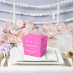Tekstvak Bedankdoosjes<br><div class="desc">Party gunst box wordt getoond in een feestelijke hete roze kleur. Pas dit item aan en wijzig de voorbeeldtekst in de jouwe. Tip: Voeg gewoon je geweldige lekkernijen toe en voeg wat feestelijk lint toe.</div>