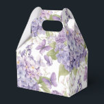 Tekstvak Bedankdoosjes<br><div class="desc">Party gunst doos wordt getoond in een paarse hortensia bloemenpracht waterverf print. Pas dit object aan en voeg het toe of koop het zoals het wordt weergegeven. Tip: Voeg er een sticker aan toe met namen en voeg wat lint toe. Gelicentieerd Afbeelding Tip: Voeg gewoon je geweldige lekkernijen toe en...</div>
