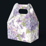 Tekstvak Bedankdoosjes<br><div class="desc">Party gunst doos wordt getoond in een paarse hortensia bloemenpracht waterverf print. Pas dit object aan en voeg het toe of koop het zoals het wordt weergegeven. Tip: Voeg er een sticker aan toe met namen en voeg wat lint toe. Gelicentieerd Afbeelding Tip: Voeg gewoon je geweldige lekkernijen toe en...</div>