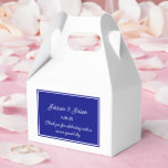 Tekstvak Bedankdoosjes<br><div class="desc">Party gunst box wordt getoond in een elegante koninklijke blauwe en witte kleur. Pas dit item aan en wijzig de voorbeeldtekst in de jouwe. Tip: Voeg gewoon je geweldige lekkernijen toe en voeg wat feestelijk lint toe.</div>