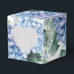 Tekstvak Bedankdoosjes<br><div class="desc">Party gunst box wordt getoond in een blauw hortensia bloemenprint van de waterverf. Pas dit object aan en voeg het toe of koop het zoals het wordt weergegeven. Tip: Voeg er een sticker aan toe met namen en voeg wat lint toe. Gelicentieerd Afbeelding Tip: Voeg gewoon je geweldige lekkernijen toe...</div>