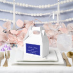 Tekstvak Bedankdoosjes<br><div class="desc">Party gunst box wordt getoond in een elegante koninklijke blauwe en witte kleur. Pas dit item aan en wijzig de voorbeeldtekst in de jouwe. Tip: Voeg gewoon je geweldige lekkernijen toe en voeg wat feestelijk lint toe.</div>