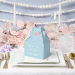 Tekstvak Bedankdoosjes<br><div class="desc">Party gunstbox wordt getoond in een elegante blauwe mistkleur. Pas dit item aan en wijzig de voorbeeldtekst in de jouwe. Tip: Voeg gewoon je geweldige lekkernijen toe en voeg wat feestelijk lint toe.</div>