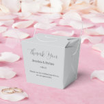 Tekstvak Bedankdoosjes<br><div class="desc">Party gunst box wordt weergegeven in een grijze kleur. Pas dit item aan en wijzig de voorbeeldtekst in de jouwe. Tip: Voeg gewoon je geweldige lekkernijen toe en voeg wat feestelijk lint toe.</div>