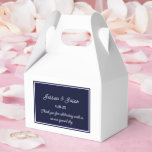 Tekstvak Bedankdoosjes<br><div class="desc">Party gunstbox wordt getoond in een elegante marineblauwe en witte kleur. Pas dit item aan en wijzig de voorbeeldtekst in de jouwe. Tip: Voeg gewoon je geweldige lekkernijen toe en voeg wat feestelijk lint toe.</div>
