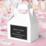 Tekstvak Bedankdoosjes<br><div class="desc">Party gunst box wordt getoond in een elegante zwart-witte kleur. Pas dit item aan en wijzig de voorbeeldtekst in de jouwe. Tip: Voeg gewoon je geweldige lekkernijen toe en voeg wat feestelijk lint toe.</div>