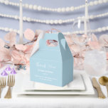 Tekstvak Bedankdoosjes<br><div class="desc">Party gunstbox wordt getoond in een elegante blauwe mistkleur. Pas dit item aan en wijzig de voorbeeldtekst in de jouwe. Tip: Voeg gewoon je geweldige lekkernijen toe en voeg wat feestelijk lint toe.</div>