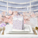 Tekstvak Bedankdoosjes<br><div class="desc">Party gunst box wordt getoond in een elegante lavendel en witte kleur damast print. Pas dit object aan en voeg het toe of koop het zoals het wordt weergegeven. Tip: Voeg er een sticker aan toe met namen en voeg wat lint toe. Gelicentieerd Afbeelding Tip: Voeg gewoon je geweldige lekkernijen...</div>