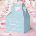 Tekstvak Bedankdoosjes<br><div class="desc">Party gunstbox wordt getoond in een elegante blauwe mistkleur. Pas dit item aan en wijzig de voorbeeldtekst in de jouwe. Tip: Voeg gewoon je geweldige lekkernijen toe en voeg wat feestelijk lint toe.</div>