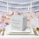 Tekstvak Bedankdoosjes<br><div class="desc">Party gunst box wordt weergegeven in een grijze kleur. Pas dit item aan en wijzig de voorbeeldtekst in de jouwe. Tip: Voeg gewoon je geweldige lekkernijen toe en voeg wat feestelijk lint toe.</div>