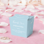 Tekstvak Bedankdoosjes<br><div class="desc">Party gunstbox wordt getoond in een elegante blauwe mistkleur. Pas dit item aan en wijzig de voorbeeldtekst in de jouwe. Tip: Voeg gewoon je geweldige lekkernijen toe en voeg wat feestelijk lint toe.</div>