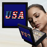 Tekstvak voor Amerikaanse vlag Cadeaudoosje<br><div class="desc">Dit product heeft de kleuren van de Amerikaanse vlag - rood, wit en blauw. Het is een geweldige manier om je liefde voor je land te shows en zou ideaal zijn voor dagelijks gebruik of speciale feestdagen zoals de 4th of July, Memorial Day en Veterans Day. Dit ziet er goed...</div>
