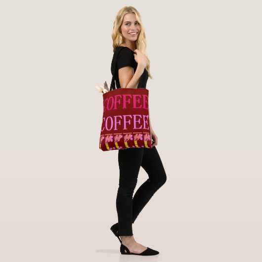 Tekstwoorden koffie patronen met rood bruine kleur tote bag (Op model)