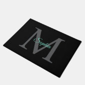 Teliaalschriftnaam, groot grijs monogram op zwart deurmat (Schuin)